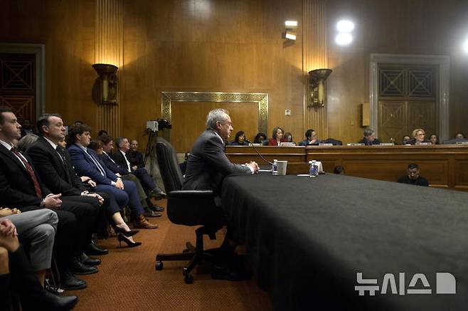 [워싱턴=AP/뉴시스] 로버트 F 케네디 주니어 미국 보건복지부 장관 후보가 30일(현지 시간) 상원 보건교육노동연금위원회에서 열린 인사청문회에 출석해 발언하고 있다. 2025.01.31.