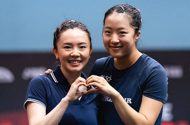 한국 여자 탁구를 이끌었던 전지희(왼쪽)가 3일 영혼의 단짝 신유빈과 마지막 국제 대회를 펼친 뒤 하트 세리머니를 펼치고 있다. WTT 홈페이지 캡처