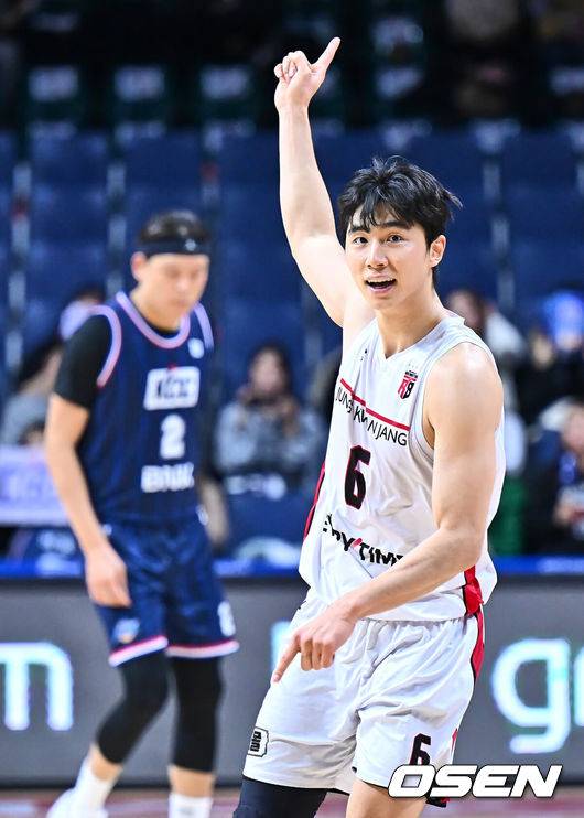 [OSEN=부산, 이석우 기자] 4일 부산 사직체육관에서 2024-2025 KCC 프로농구 부산 KCC와 안양 정관장의 경기가 열렸다.  부산 KCC 캐디 라렌과 안양 정관장 디온테 버튼이 트레이드 후 첫 맞대결을 펼친다.안양 정관장 박지훈이 골을 성공시키고 세리머니를 하고 있다. 2025.02.04 / foto0307@osen.co.kr