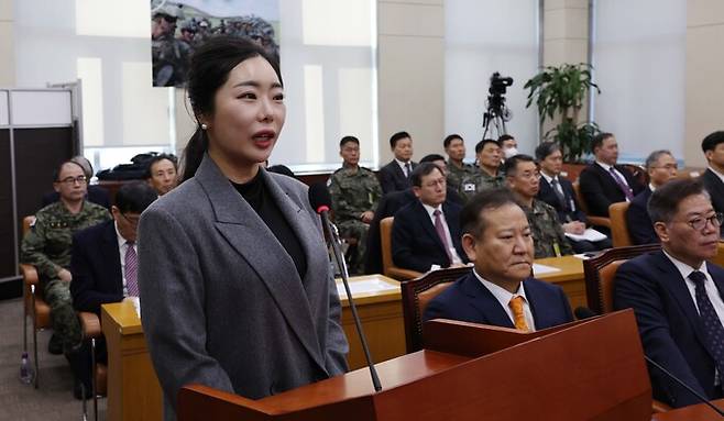 답변하는 무속인 '비단아씨' 이선진씨.