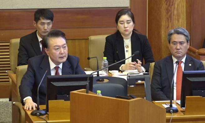 윤석열 대통령이 4일 서울 종로구 헌법재판소에서 열린 본인에 대한 탄핵심판 5차 변론에 피청구인으로 출석해 진술하고 있다. 헌법재판소 제공