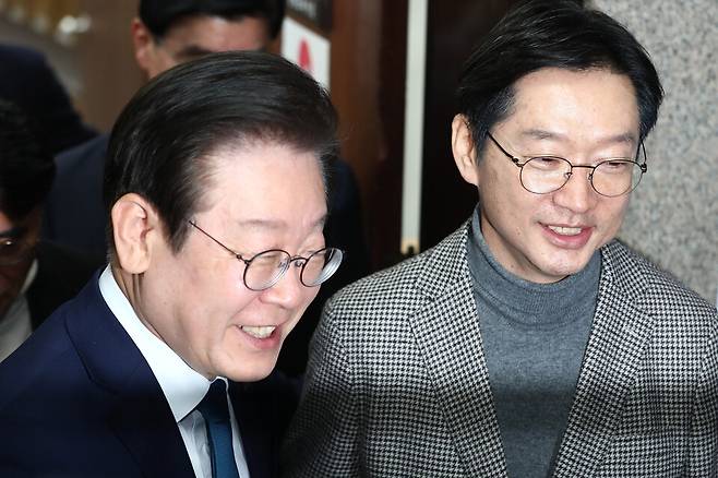 독일에서 급거 귀국한 김경수 전 경남도지사가 2024년 12월5일 오후 국회에서 이재명 더불어민주당 대표와 접견을 마치고 인사하고 있다. ⓒ시사저널 박은숙