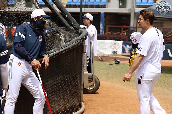 두산 베어스 내야수 강승호가 2025시즌 3루수 전향을 확정했다. 강승호는 캠프 시작부터 3루수 자리에서 조성환 코치와 함께 수비 연습을 집중하고 있다. 두산 베어스