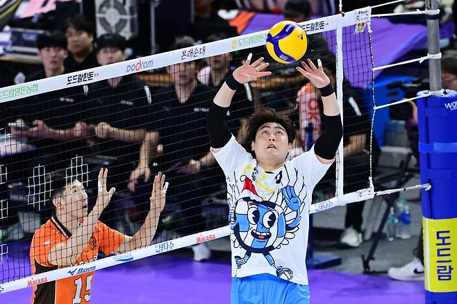 토스하는 대한항공의 세터 유광우(오른쪽) [한국배구연맹 제공. 재판매 및 DB 금지]