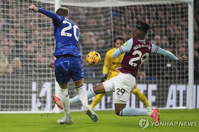 첼시 콜 팔머의 슈팅이 웨스트햄 애런 완-비사카의 발에 맞고 굴절되는 장면 [AP=연합뉴스]