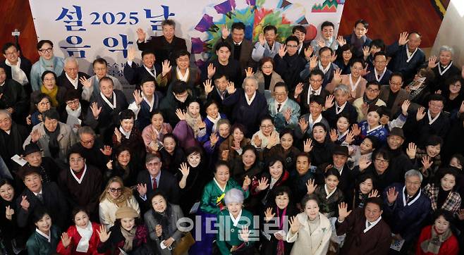 유인촌 문화체육관광부 장관과 용호성 제1차관, 장미란 제2차관이 5일 서울 중구 국립극장 해오름극장에서 열린 ‘2025 설날 음악회’에서 참석자들과 함께 기념촬영을 하고 있다. (사진=문체부)