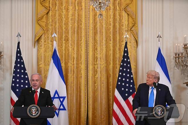도널드 트럼프 미국 대통령(오른쪽)이 4일(현지시간) 워싱턴 백악관에서 베냐민 네타냐후 이스라엘 총리와 회담을 마친 뒤 기자회견을 하고 있다. 2025.02.05 ⓒ AFP=뉴스1 ⓒ News1 우동명 기자