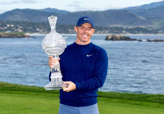 February 2, 2025; Pebble Beach, California, USA; Rory McIlroy hoists the trophy during the final round of the AT&T Pebble Beach Pro-Am golf tournament at Pebble Beach Golf Links. Mandatory Credit: Kyle Terada-Imagn Images     TPX IMAGES OF THE DAY







<저작권자(c) 연합뉴스, 무단 전재-재배포, AI 학습 및 활용 금지>