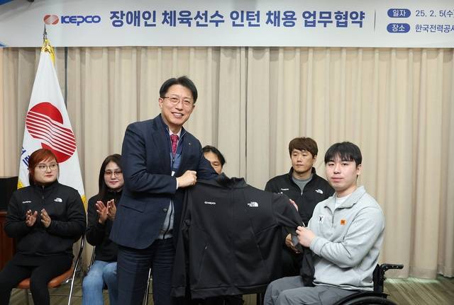 5일 한국전력 나주 혁신도시 본사에서 열린 장애인 체육선수들의 고용창출 확대를 위한 업무협약(MOU)에서 안중은 한전 부사장이 인턴으로 채용된 선수에게 운동복을 전달하고 있다./한국전력