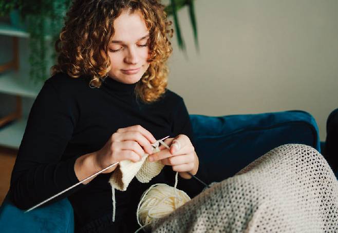 노년 여성의 취미로 분류되던 뜨개질이 20대 여성들에게 인기다.