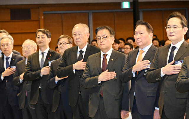 앞줄 오른쪽부터 최진식 중경련 회장, 손경식 경총 회장, 안덕근 산업부 장관, 윤진식 무역협회 회장, 류진 한경협 회장, 최상목 대통령 권한대행, 최태원 대한상의 회장, 이재용 삼성 회장 (사진=기획재정부)