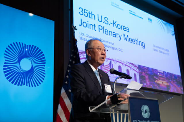 미국 워싱턴D.C. 미국상공회의소에서 개최된 ‘제35차 한미재계회의 총회’에서 류진 한경협 회장-한미재계회의 위원장이 개회사를 하고 있다. (사진=한경협)