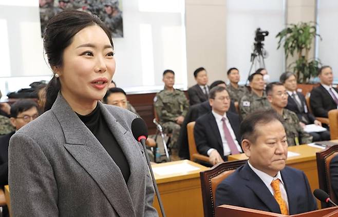 12·3 비상계엄 기획에 관여한 혐의로 구속된 노상원 전 정보사령관이 계엄 전 여러 번 찾아간 것으로 알려진 무속인 ‘비단 아씨’ 이선진(맨 왼쪽)씨가 4일 서울 여의도 국회에서 열린 국조특위 청문회에 출석해 발언하고 있다. /남강호 기자