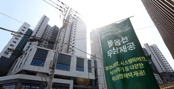 작년 4월 서울 시내의 한 미분양 아파트 분양 사무소 앞에 현수막이 게시돼 있다. /뉴스1