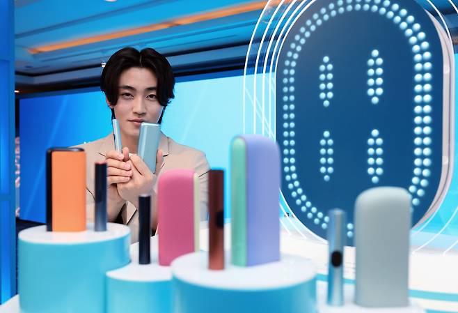 5일 오전 서울 중구 을지로 롯데호텔 서울 크리스탈볼룸에서 한 모델이 한국필립모리스의 궐련형 전자담배 '아이코스 일루마 i(IQOS ILUMA i)' 시리즈를 소개하고 있다. /뉴스1