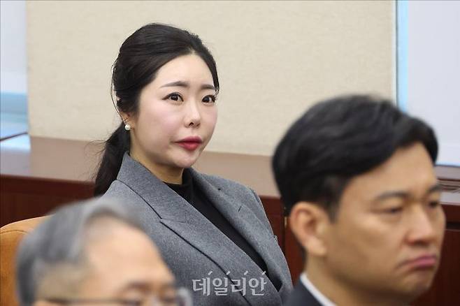 노상원 전 정보사령관이 자주 찾은 것으로 알려진 무속인 '비단아씨' 이선진 씨가 4일 오전 국회에서 열린 '윤석열 정부의 비상계엄 선포를 통한 내란 혐의 진상규명 국정조사 특별위원회(내란국조특위) 제2차 청문회'에 출석하고 있다. ⓒ데일리안 홍금표 기자