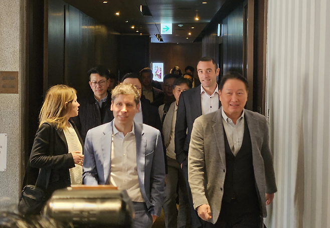 최태원 SK 회장과 샘 올트먼 오픈AI 최고경영자(CEO)가 4일 서울 중구 더 플라자 호텔에서 회동한 후 미팅 장소른 나서고 있다. ⓒ데일리안 민단비 기자