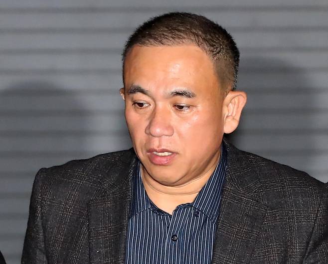 윤석열 대통령 부부 공천 개입 의혹의 핵심 인물인 명태균 씨가 14일 오후 공천을 대가로 정치자금을 주고받은 혐의(정치자금법 위반)로 경남 창원시 성산구 창원지방법원에서 열린 구속 전 피의자 심문(영장실질심사)을 마친 후 대기 장소인 창원교도소로 가기 위해 호송차로 이동하고 있다. 2024.11.14 뉴스1