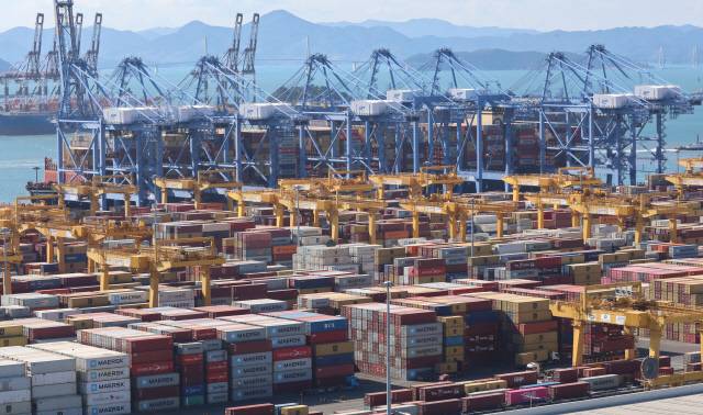 컨테이너 가득 쌓인 부산항 신항 부두. <연합뉴스>