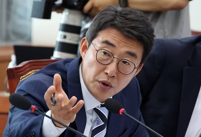 노종면 더불어민주당 의원이 지난해 4월 21일 오후 서울 여의도 국회에서 열린 과학기술정보방송통신위원회의 방송통신위원회 설치 및 운영에 관한 법률 일부개정법률안에 대한 입법청문회에서 김홍일 당시 방송통신위원장에게 질의하고 있다. /사진=뉴시스