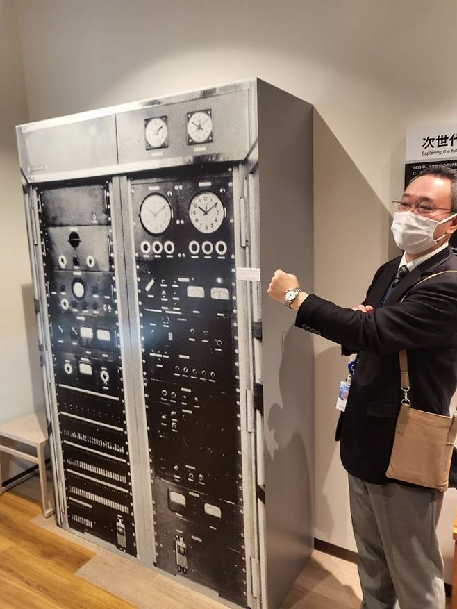 히로시 카미지로 스와 박물관 디렉터가 일본 나가노현 스와시에 위치한 세이코엡손 스와 박물관에서 장롱 크기의 초창기 쿼츠 시계 제품을 소개하고 있다. 사진=장민권 기자