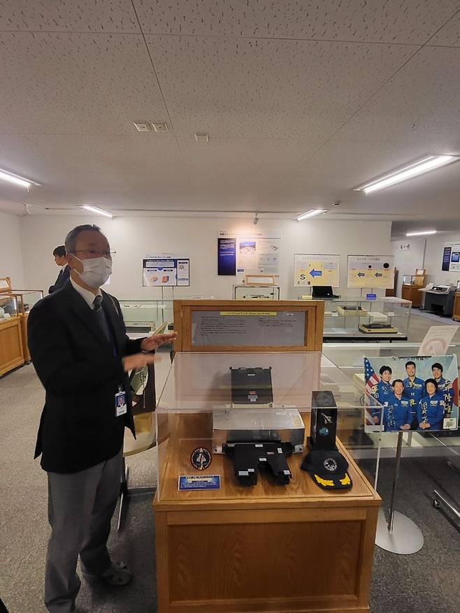 히로시 카미지로 스와 박물관 디렉터가 일본 나가노현 스와시에 위치한 세이코엡손 스와 박물관에서 우주선에 탑재된 프린터를 소개하고 있다. 사진=장민권 기자