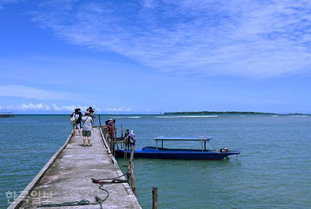 해상레저 거점인 바다 위 수상가옥까지는 작은 쪽배로 이동한다.