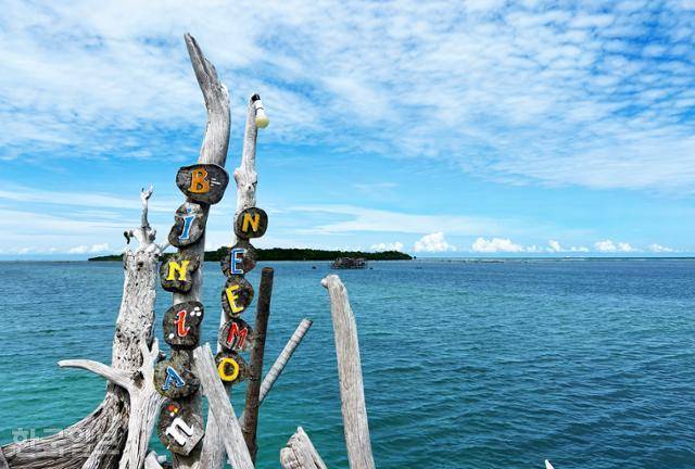 빈탄섬 한 수상가옥에 '니모' 업체명이 붙어 있다. 주변 바다에 흰동가리를 비롯한 수많은 열대어가 서식한다.