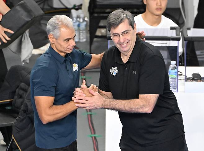 지난 1월 19일 천안유관순체육관에서 열린 맞대결에서 필릅 블랑(오른쪽) 현대캐피탈 감독과 레오나르도 아폰소 KB손해보험 감독이 악수하고 있다. 사진=KOVO 제공