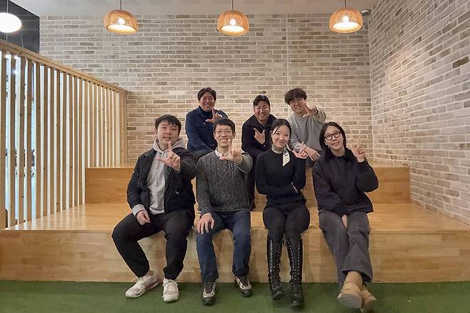 노는컴퍼니 임직원들과 김서라 대표 / 출처=노는컴퍼니