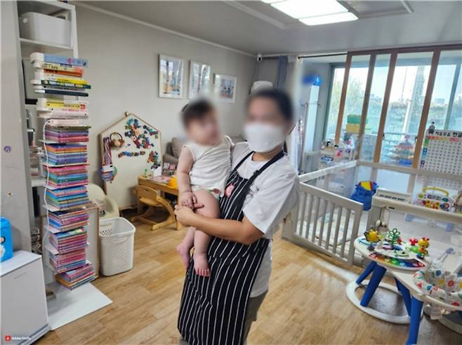 지난해 9월, 서울시 첫 서비스 신청가구에서 아이 돌봄 서비스를 시작한 필리핀 가사관리사. (서울시 제공)