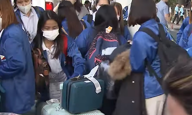 지난해 8월, 인천국제공항 제1터미널을 통해 입국한 서울시 외국인 가사관리사 시범사업 참가자들이 버스로 이동하고 있다. (SBS 캡처)