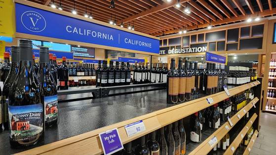 캐나다에 대한 25% 관세 부과를 하루 앞뒀던 3일(현지시간), 온타리오주의 주류 유통을 독점하는 온타리오주류관리회(LCBO) 매장에 미국산 주류 판매대(오른쪽)가 비어 있다. 왼쪽 진열장에는 '온타리오산 와인'을 맞대응 차원으로 진열해 놨다. 온타리오 주정부는 당초 4일부터 미국산 주류 판매 금지를 발표했다가 관세 부과가 유예되자 판매 금지 시점을 연기했다. 토론토=강태화 특파원