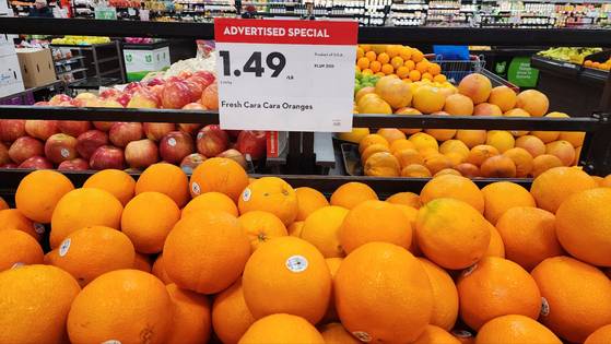 캐나다에 대한 25% 관세 부과를 하루 앞뒀던 3일(현지시간), 캐나다 토론토의 한 마트에 미국산 오렌지가 진열돼 있었지만 구매자를 찾기 어려웠다. 토론토(캐나다)=강태화 특파원