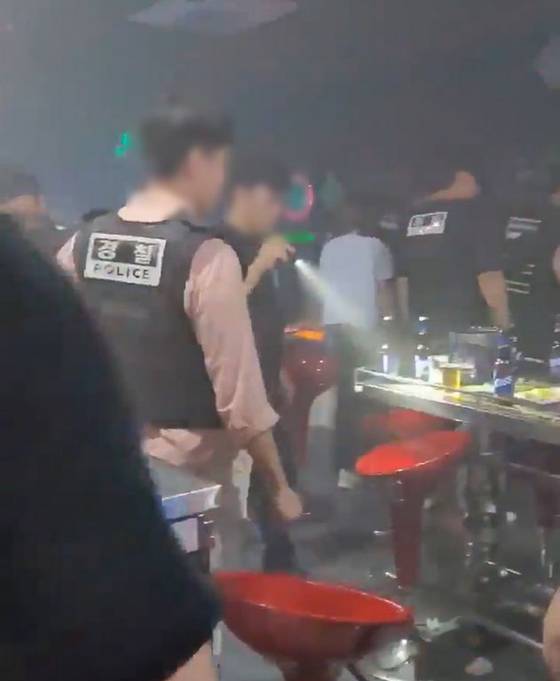 지난해 9월 경찰이 베트남인이 운영하는 한 국내 클럽에서 마약류 단속을 실시하고 있다. 사진 부산경찰청