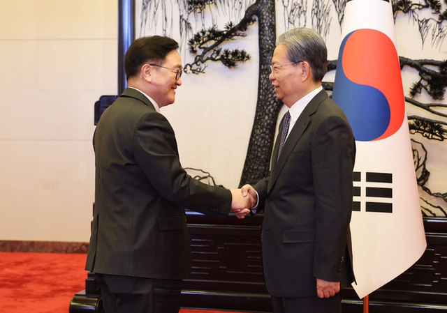 ▲ 5일 베이징에서 만난 우원식 국회의장(왼쪽)과 자오러지 중국 전국인민대표대회 상무위원. 국회의장실 제공