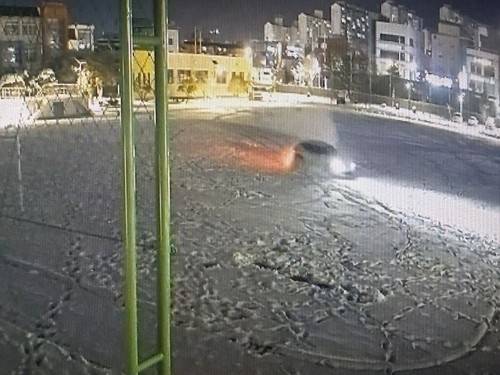 ▲운동장에 들어온 차량 [연합뉴스]