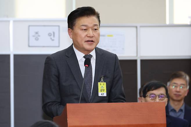 윤석열 대선후보 캠프 정책총괄지원실장을 지낸 신용한 전 서원대 교수가 지난 4일 국회에서 열린 ‘윤석열 정부의 비상계엄 선포를 통한 내란 혐의 진상규명 국정조사 특별위원회’ 청문회에 참고인으로 출석, 대통령실 무속 논란 관련 질의에 답하고 있다. 연합뉴스