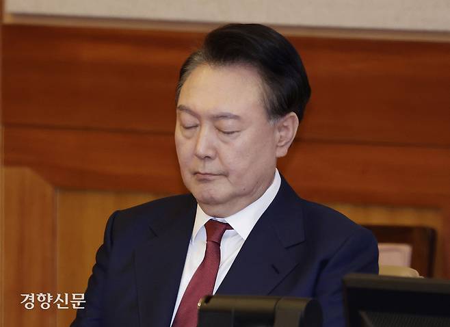 윤석열 대통령이 4일 서울 종로구 헌법재판소에서 열린 탄핵심판 5차 변론기일에 출석해 잠시 눈을 감고 있다. 이준헌 기자