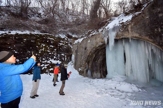4일 연천 역고드름 현장을 찾은 관광객들이 폐터널 안의 역고드름을 스마트폰에 담고 있다.