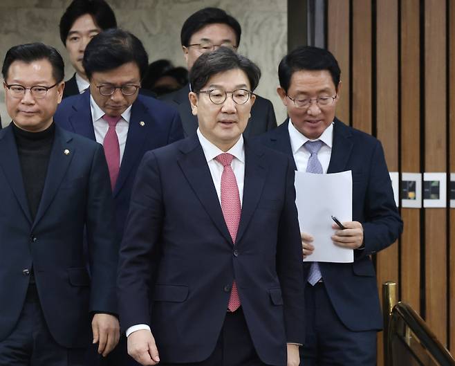 국민의힘 권성동 원내대표(가운데)가 4일 국회에서 열린 원내대책회의에 입장하고 있다. 연합뉴스