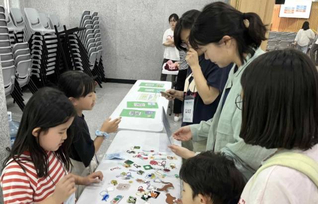 서울 종로구에 위치한 기독대안학교인 이야기학교 교사와 학생들이 지난해 교실에서 TfT 교육을 진행하고 있다. 이야기학교 제공