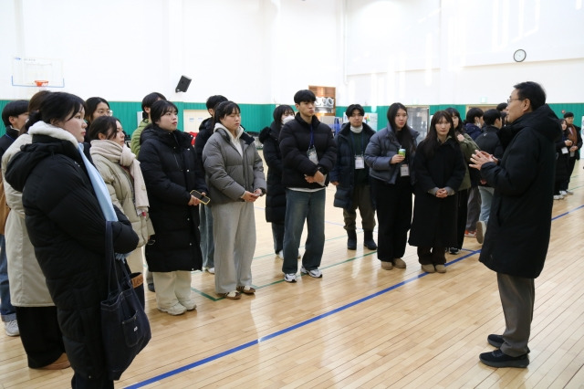 한국대학생선교회(CCC) NK사역부가 주최한 통일순장캠프 참가자들이 ４일 경기도 연천군 한반도통일미래센터 체육관에서 사역박람회 설명을 듣고 있다. CCC 제공