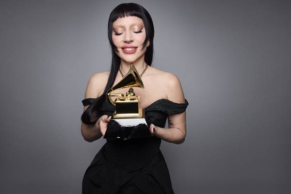 ▲ 레이디 가가는 지난 2일(현지시각) 미국 로스앤젤레스(LA) 크립토닷컴 아레나에서 열린 67회 그래미 어워즈에서 브루노 마스와 함께 부른 '다이 위드 어 스마일'(Die with a smile)로 듀오·그룹 퍼포먼스상을 수상했다. 사진 출처=레이디 가가 인스타그램 계정 갈무리.