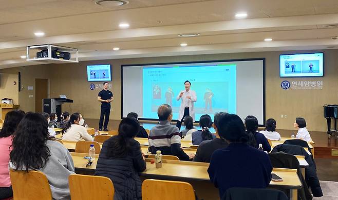 에스텍시스템 소속 경호 전문가가 연세대학교 의료원 의료진을 대상으로 호신술 교육을 하고 있다. /에스텍시스템