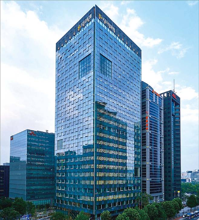 KB금융지주는 비은행 이익 기여도에서 압도적으로 높은 수준을 자랑했다. 
그러나 해외 부문은 인도네시아 법인 부실로 다소 아쉬운 성적을 받아들었다. 사진은 KB금융 사옥 전경. (KB금융지주 제공)