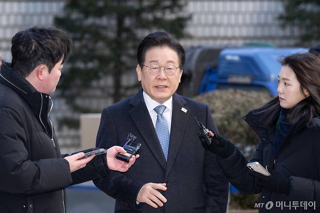 (서울=뉴스1) 박세연 기자 = 이재명 더불어민주당 대표가 4일 서초구 서울중앙지법에서 열린 '대장동·위례·성남FC·백현동 의혹' 관련 특정범죄가중처벌등에관한법률위반(뇌물) 혐의 공판에 출석하며 취재진 질문에 답하고 있다. (공동취재)2025.2.4/뉴스1  Copyright (C) 뉴스1. All rights reserved. 무단 전재 및 재배포,  AI학습 이용 금지. /사진=(서울=뉴스1) 박세연 기자