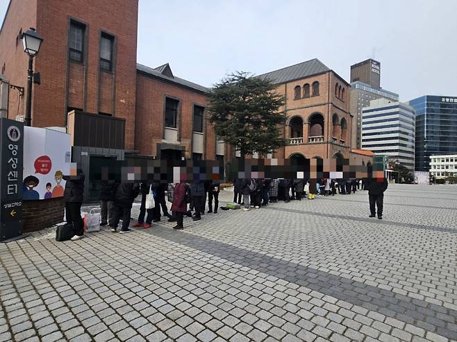 5일 오전 9시쯤 서울 중구 명동성당에서 무료 급식소인 '명동 밥집'에 식사하러 온 사람들의 모습. /사진=박상혁 기자.
