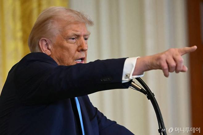 도널드 트럼프 미국 대통령이 4일(현지시간) 워싱턴 백악관에서 베냐민 네타냐후 이스라엘 총리와 회담을 마친 뒤 기자회견서 “가자지구의 팔레스타인 주민을 다른 지역으로 이주시켜야 한다”고 밝히고 있다./AFPBBNews=뉴스1