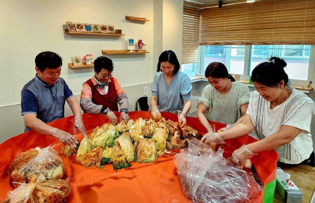 신희숙(왼쪽 두 번째) 대구민들레봉사단장이 지난해 5월 이주배경 여성들과 김치 나눔 봉사활동을 하고 있다. 초록우산 제공